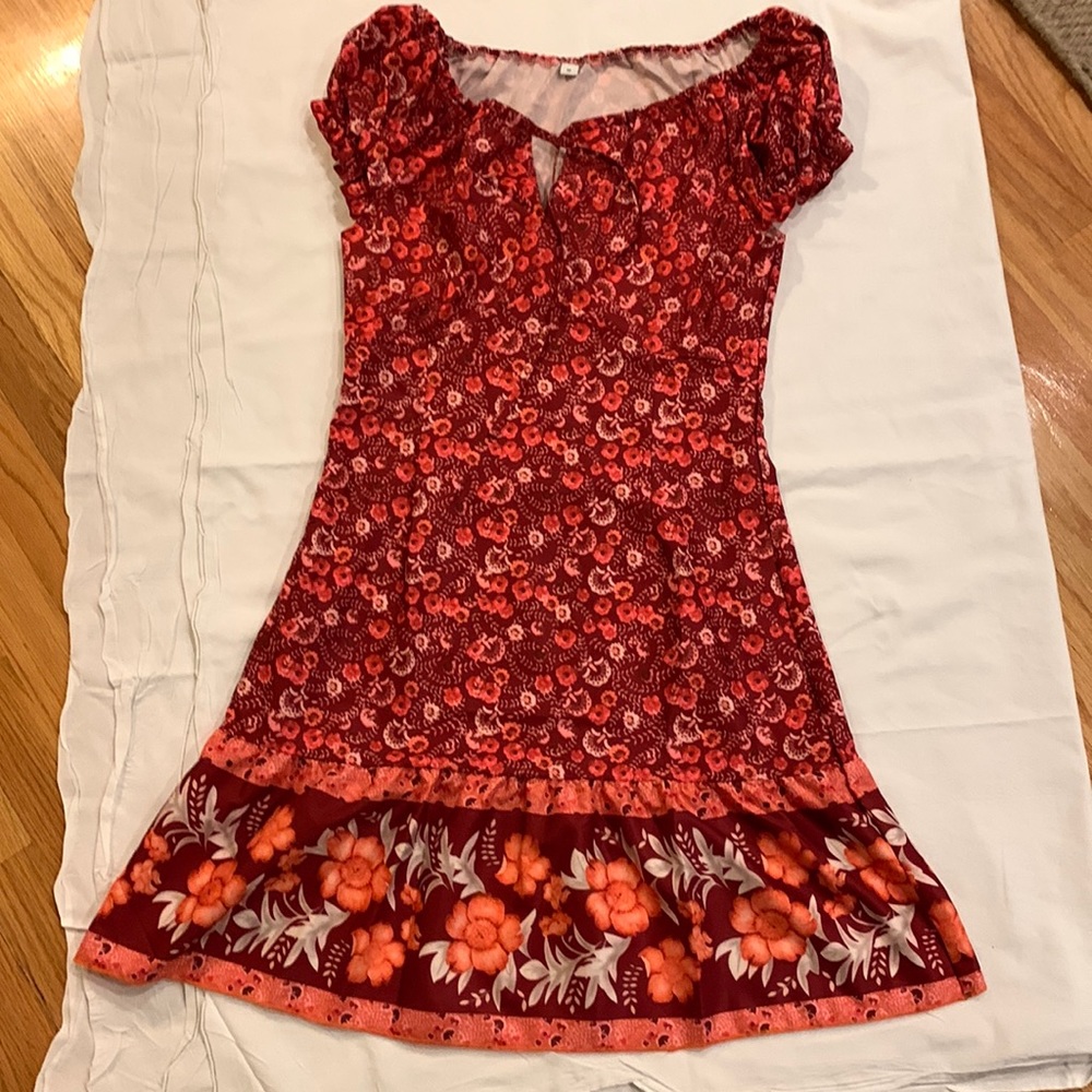 Great fabric, cool and breathable; easy comfort. Zipper down left side